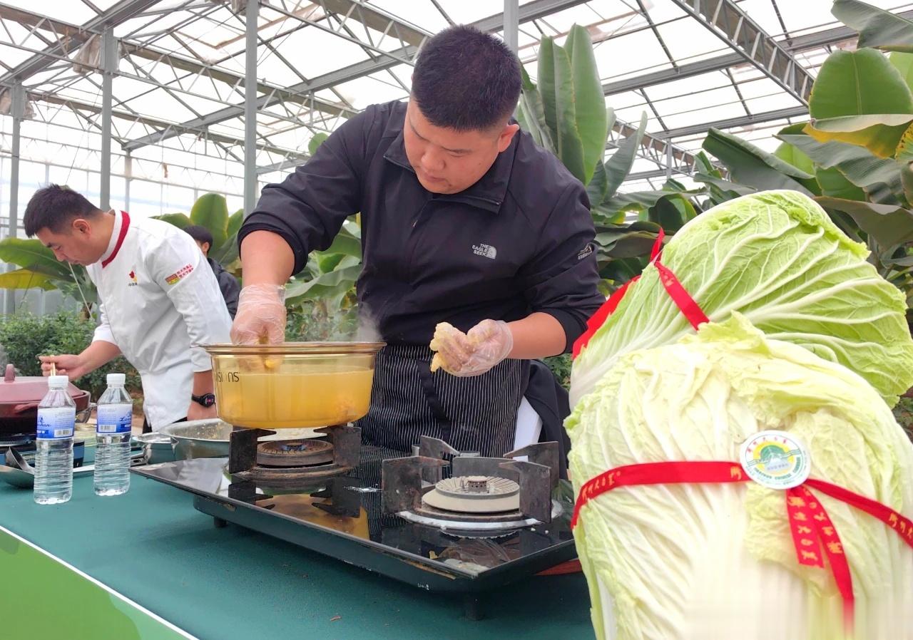 #食养中原[超话]#冬天第一补，有6大功效1.吃白菜能降四高白菜富含膳食纤维和矿