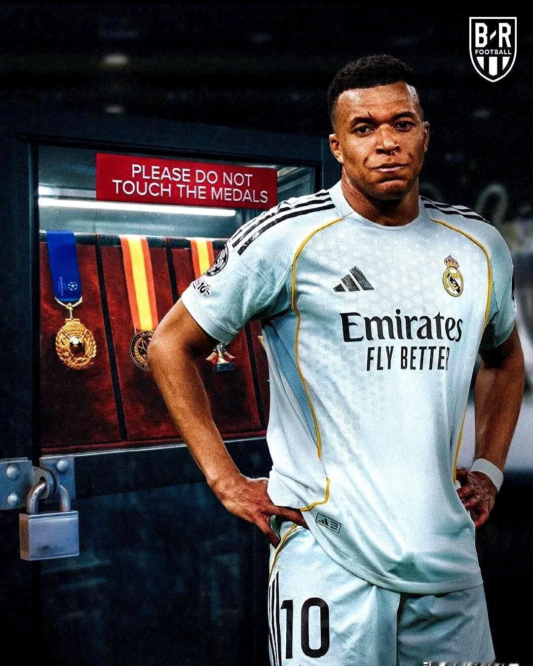 皇马这回真是栽了，欧冠被拜仁踢出局，整个赛季眼看要颗粒无收。
 

维尼修斯这场