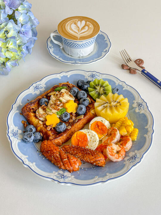 漂亮饭🍃法式吐司虾仁烤肠溏心蛋🍳热拿铁☕️