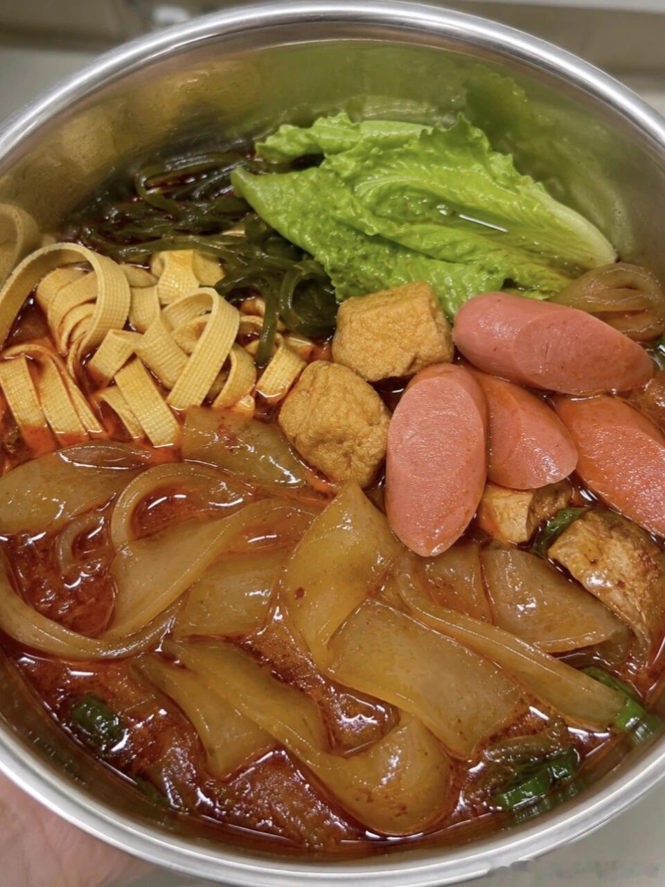 今天做的麻酱酸汤宽粉真的不输外面卖的！！吸满酸辣麻酱汤汁巨巨好吃😋麻酱和酸汤融