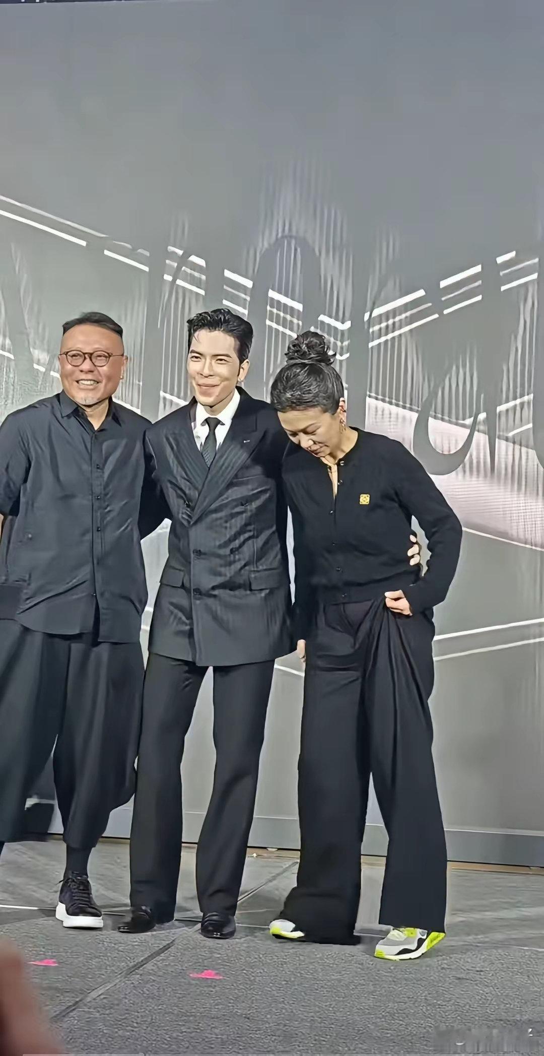 萧敬腾的老婆，为什么非得穿这么长的裤子。
萧敬腾的老婆，为什么非得穿这么长的裤子