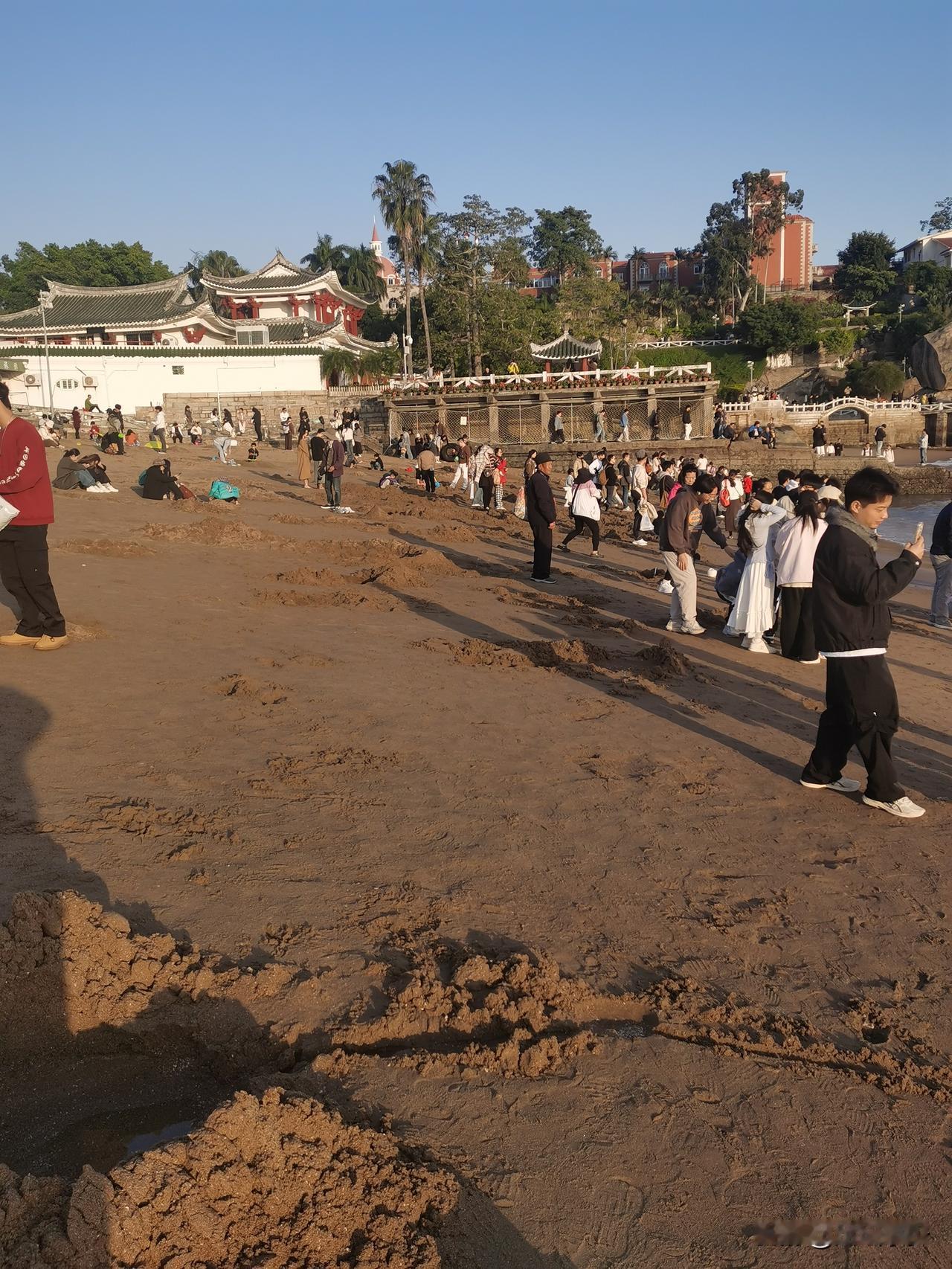 我们中华民族绝对是这个世界上最聪明的民族。从一点小事就可以看出，比如沙滩，我们的