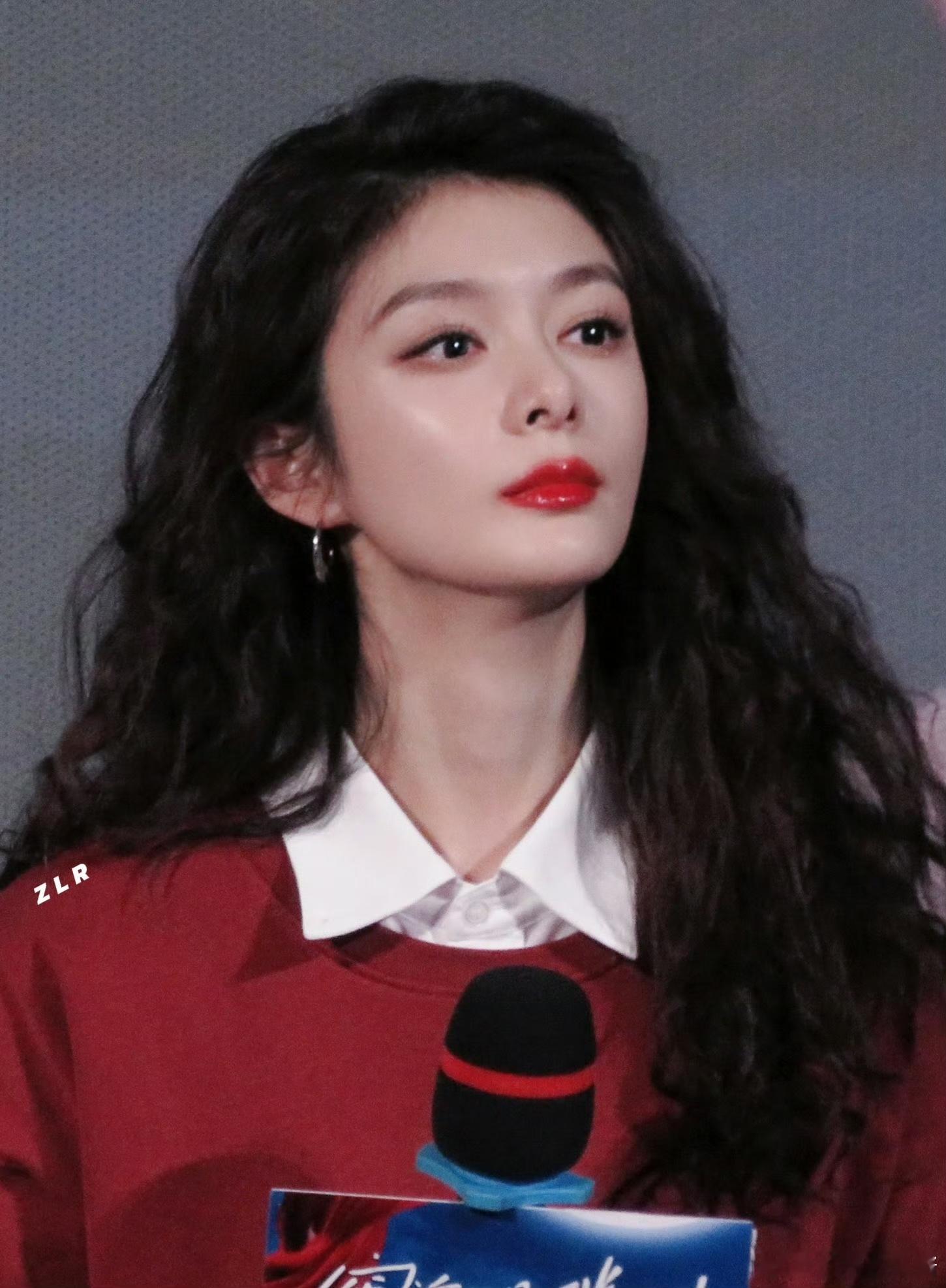 傅菁被粉丝贴脸叫老公  看傅菁的路演现场真的是乐趣满满，粉丝们的热情实在太让人感