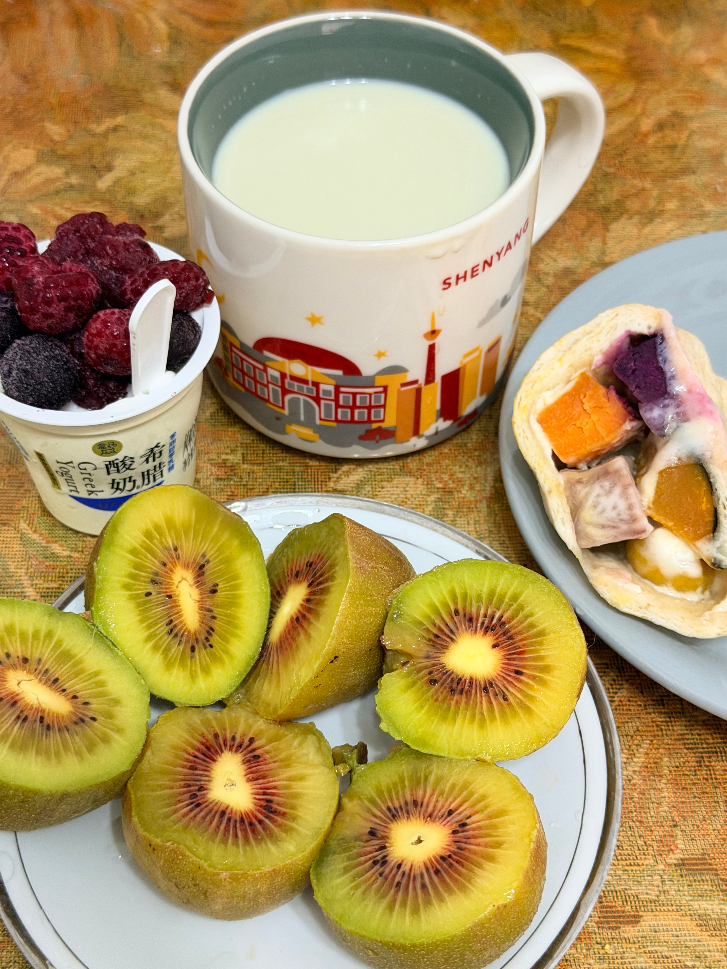 希腊酸奶+冷冻莓果牛奶+抹茶椰子水猕猴桃 五谷丰登馒头下午去攀岩2小时（但晚上有