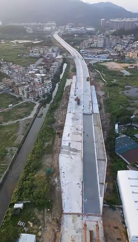 机场北快线作为珠海“八横十一纵”高快速路网中纵贯南北的交通动脉，一直备受关注，特