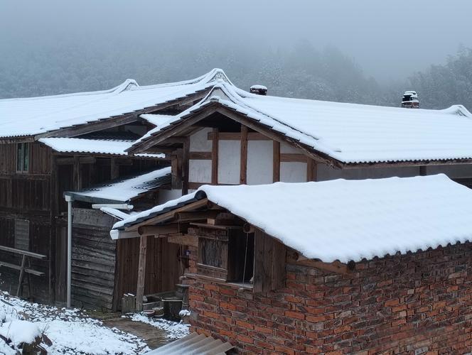 上句:雪落千山静，请写下句梦惊三更醒