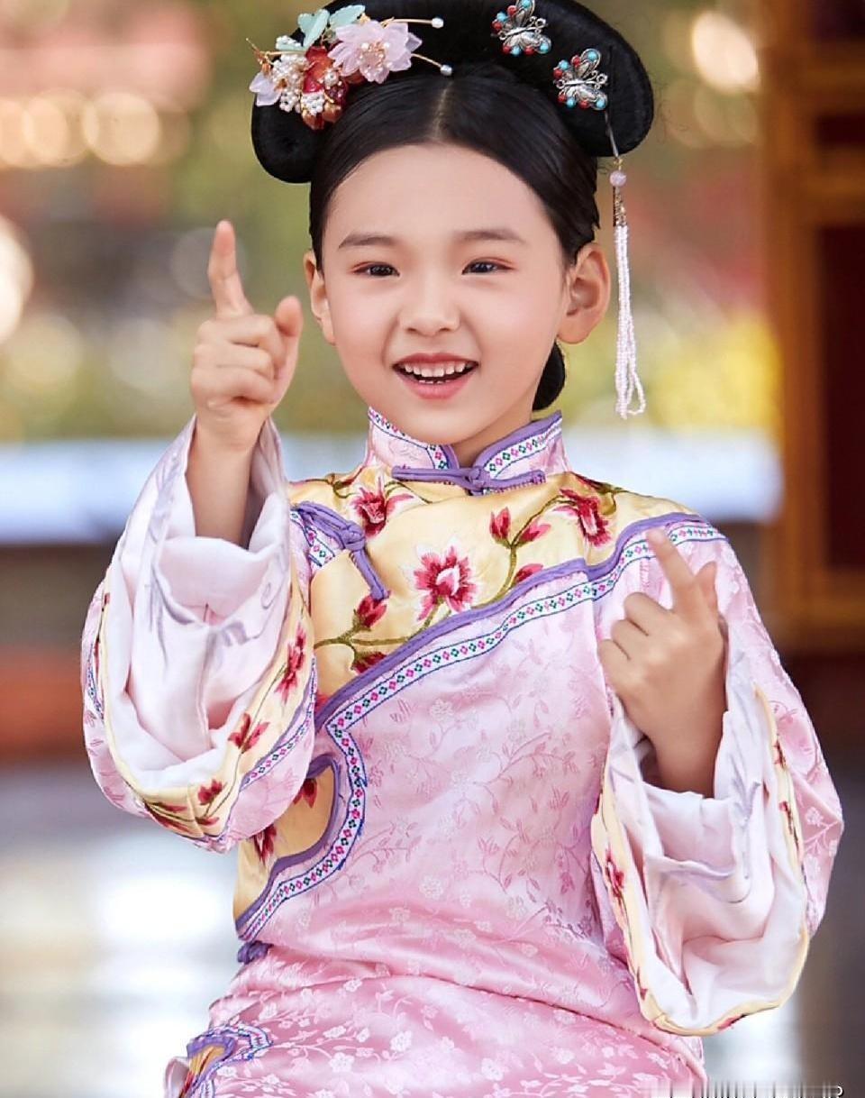 小沈阳女儿沈佳润现在的人气，可真不是闹着玩的。
最近被粉丝围着合影，那股子明星范
