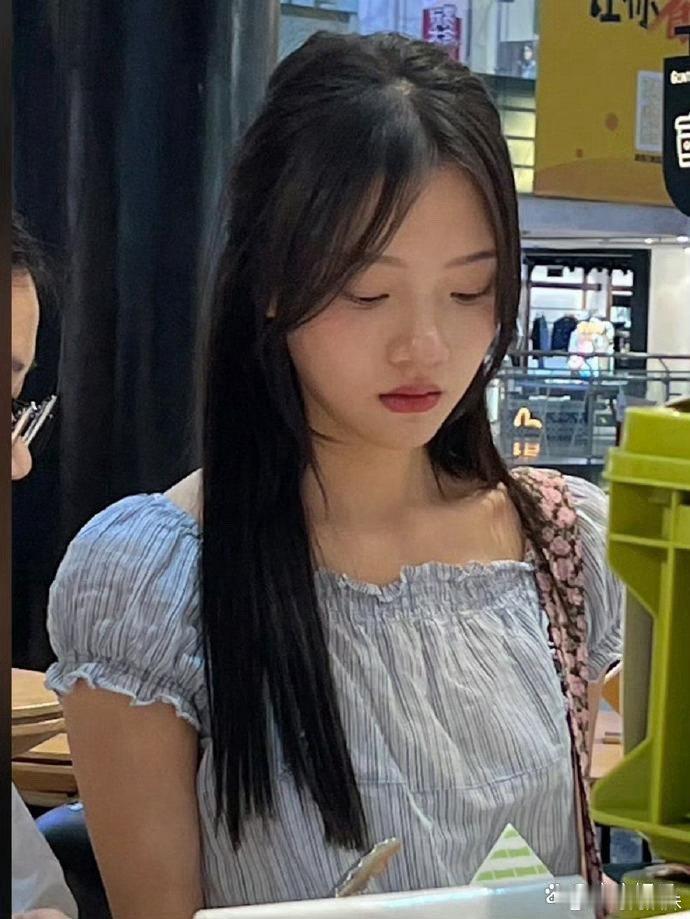 路人偶遇任敏逛街，长发披肩显温柔生图状态佳 