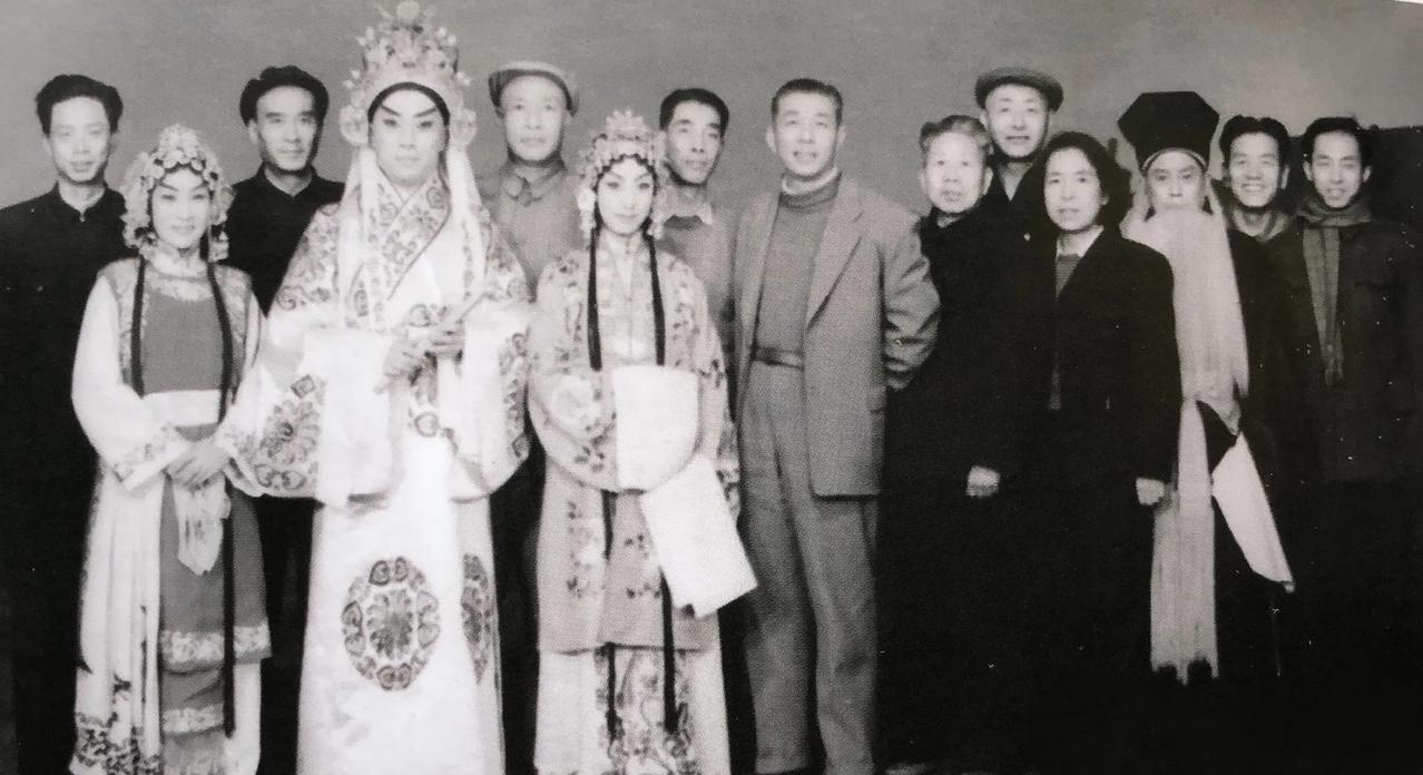 图一 京剧电影《野猪林》主创人员大合影，李少春 杜近芳等
想问问熟悉京剧的网友，