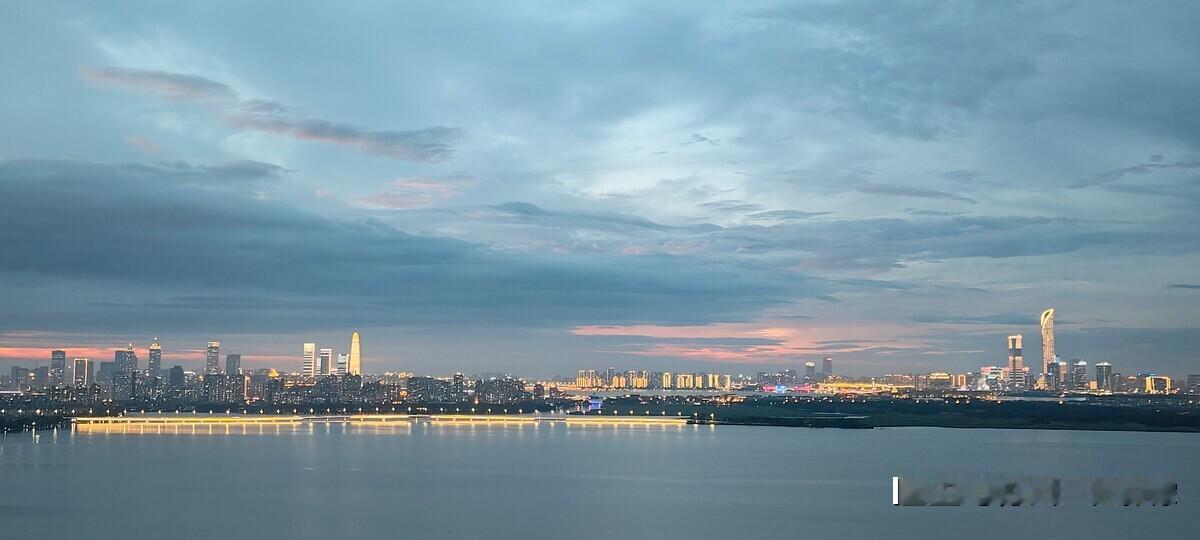 手机拍摄的夏季的苏州独墅湖夜景#“城事·人间“手机摄影大赛##城市##夜景#