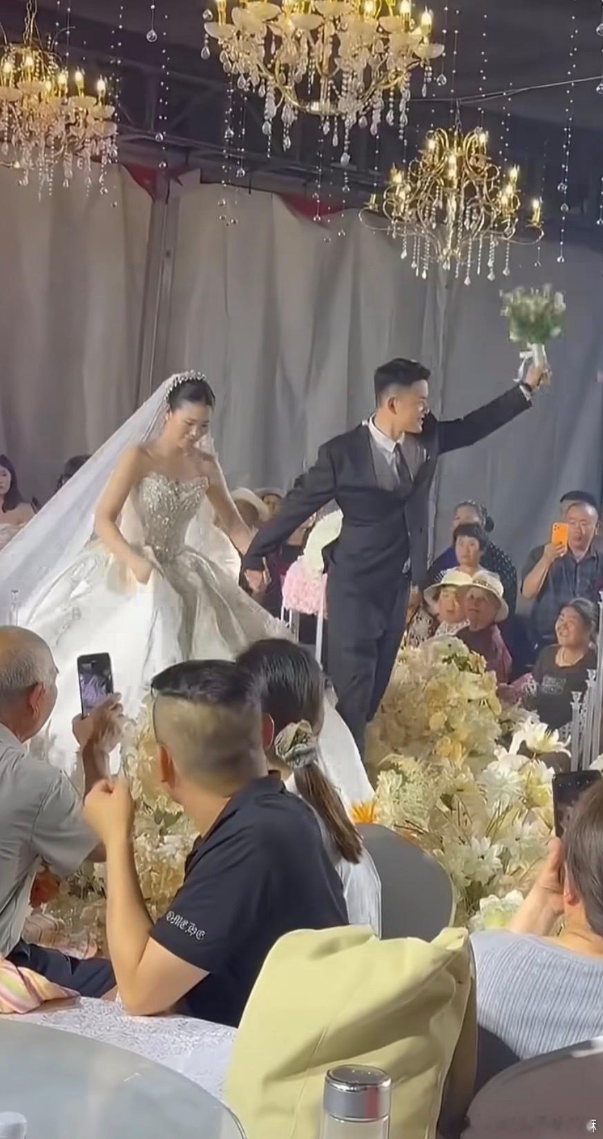 新娘回应一觉睡到11点忘记要结婚特别能理解，新娘依旧睡到11点差点忘记又结婚了，