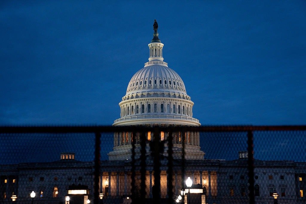 当地时间18日，美国参议院批准强制公开爱泼斯坦案文件的法案。当日稍早前，美众议院