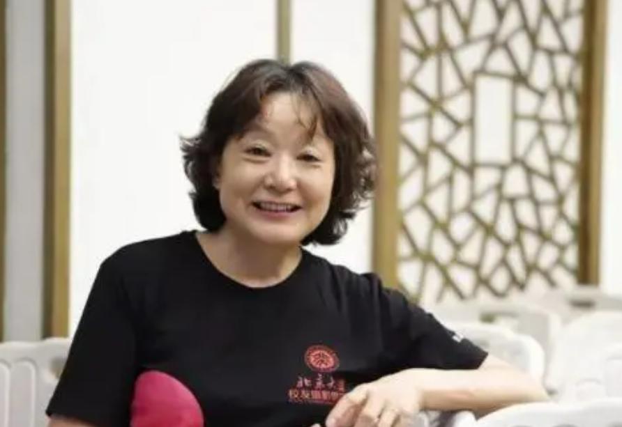 77年恢复高考第1位女状元，语文差1分到满分，49年过去了她过得怎样？这个女孩叫