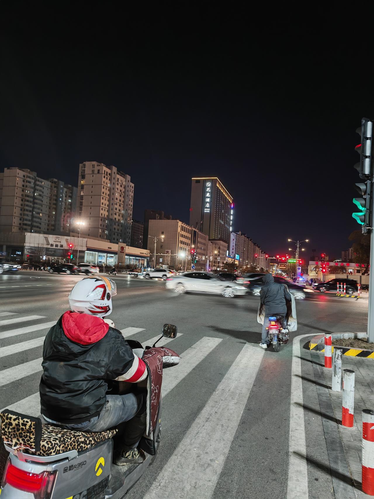 下班了，夜色微冷。