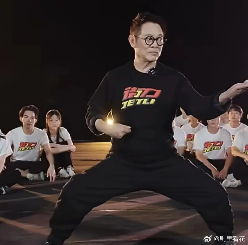 李连杰吴京，真有你们的！10月22日晚，李连杰在社交平台发布了一段视频，视频中，
