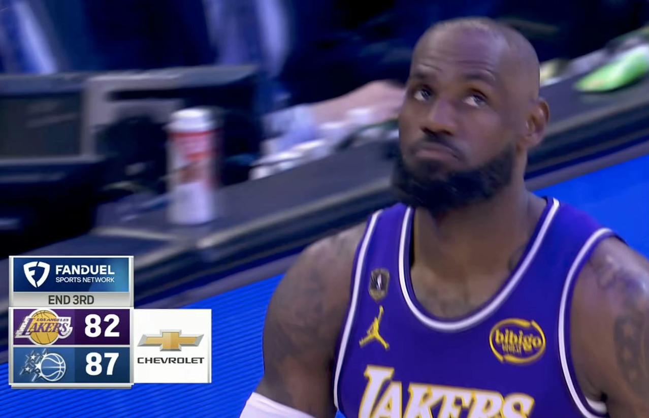 第三节结束，湖人82-87落后魔术5分，起始阶段表现非常好，中间又被魔术打出一波