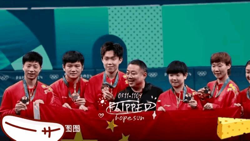 论拍照还得看莎莎
梁子身上的五块金牌🥇五连冠
莎莎提议把金牌给梁子戴上
还和大