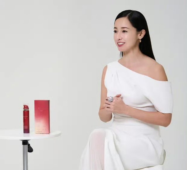 泽尻英龙华 泽尻英龙华  女神最新的护肤代言美图 好完美的一张脸哦 