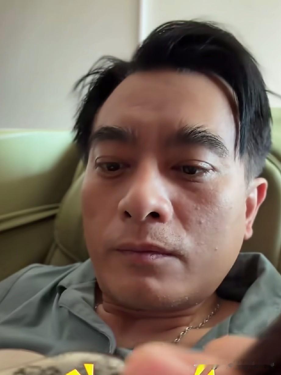 陈龙拍戏时不慎崴了脚，在家过上了帝王般的日子。他不喝白玉粥，偏要喝小米粥，而且小