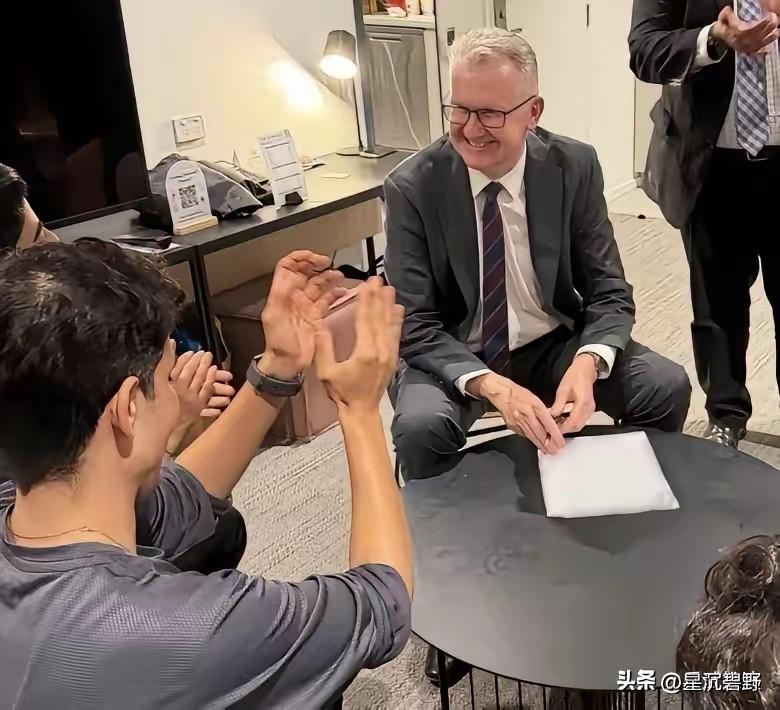 澳大利亚终于出手了
今天凌晨，澳大利亚内政部长亲自赶到酒店，给5名伊朗女足球员签