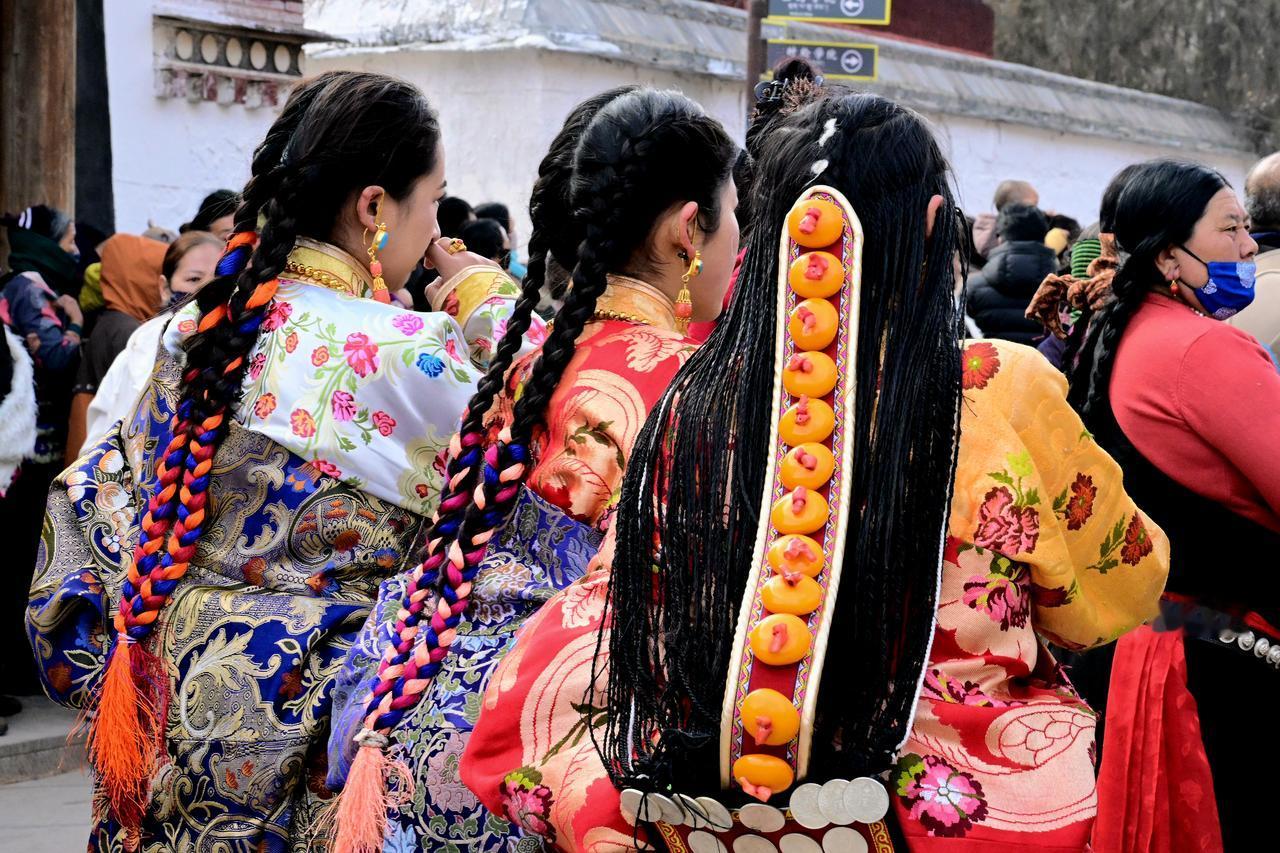 每逢佳节盛典，甘南的藏族同胞总会身着华美绚丽的民族盛装赴会。精致的绸缎、斑斓的纹