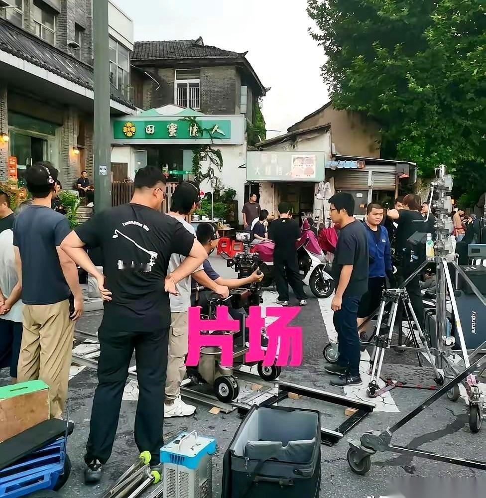演员片酬圈正在经历一场大撤退。
以前那种随手一张合同就是几千万的“神话”，现在彻