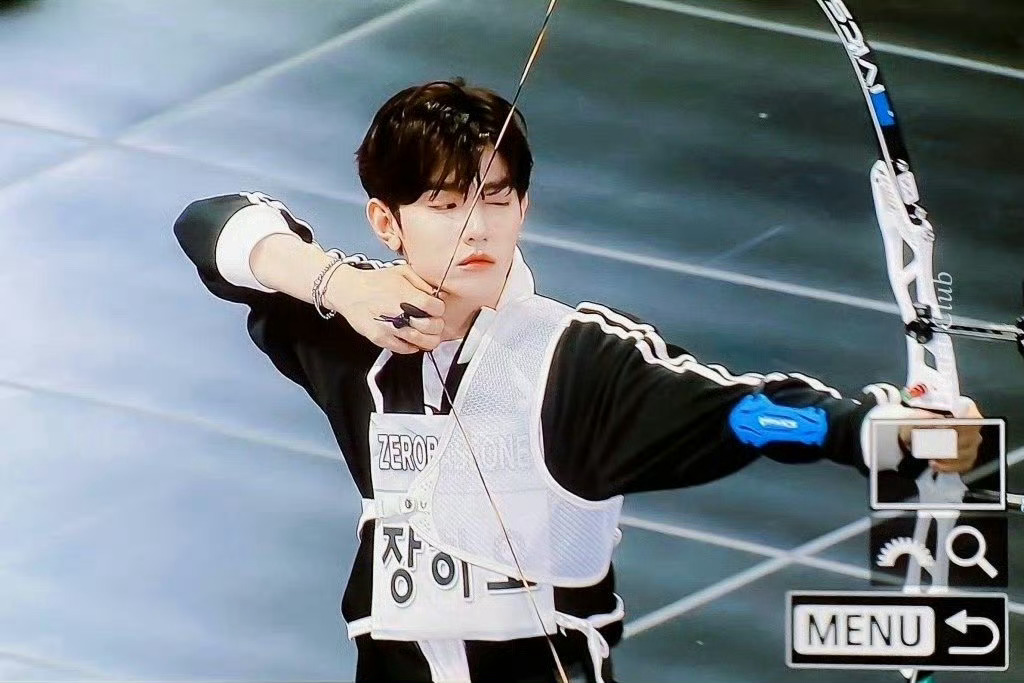 #章昊射箭# 台上：帅气瞄准🏹，台下：紧张吐舌，又是被🇨🇳式帅哥完美狙击的