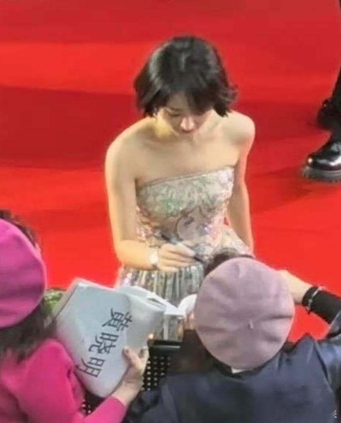 赵丽颖闪钻长裙现身东京电影节开幕是真的美，给粉丝签名也显得心情大好，只是这个粉丝
