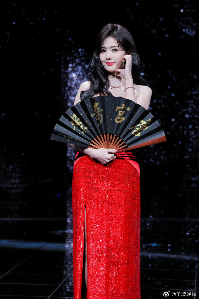 【回顾微博之夜红毯女星造型，谁是你心中的全场最佳？】2月5日，北京红毯现场，百花