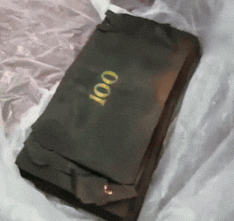 老人误将一年存款放入烤火炉
拿着一叠“炭”去银行换钱
“100”字样仍旧闪闪发光