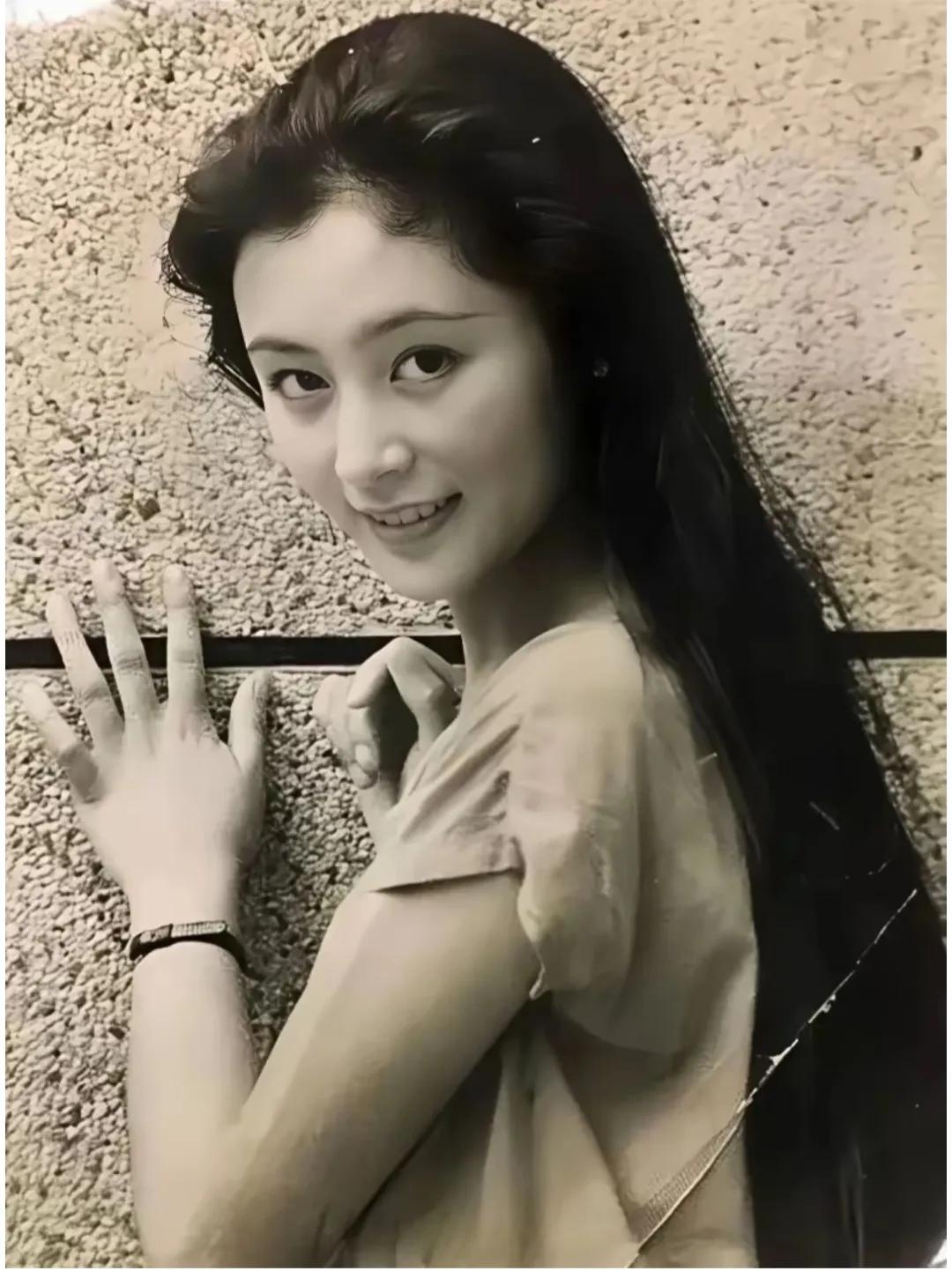 陈红，这眉毛画的也太妖娆了。