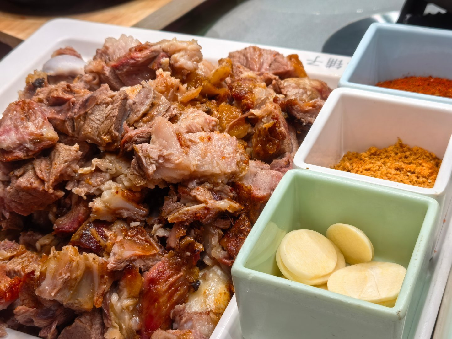 天气冷了，又到了吃烤羊腿的季节