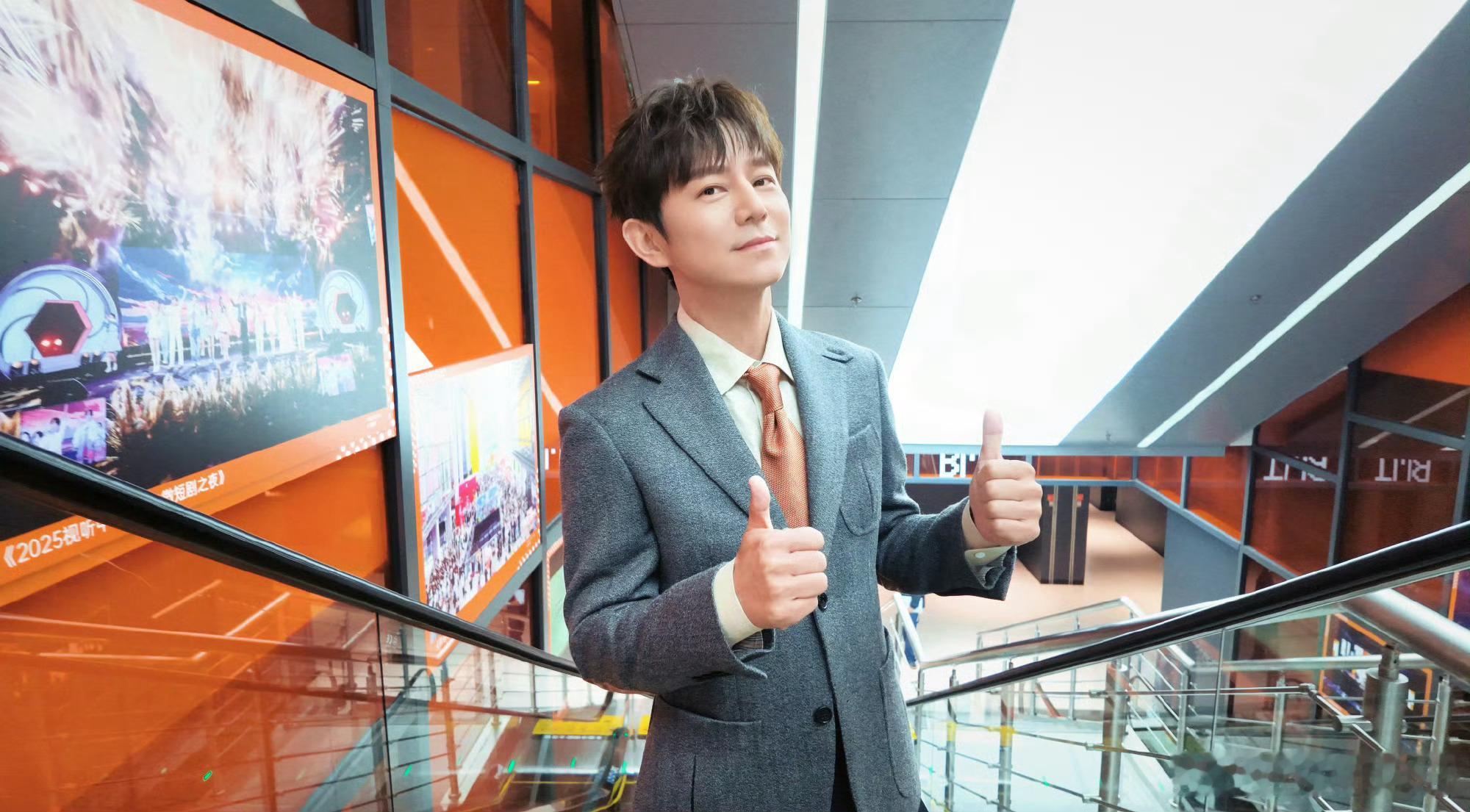 何炅回应主持歌手时吃螺蛳何炅回应歌手现场吃螺蛳歌手直播面对无端的调侃从来不生气，
