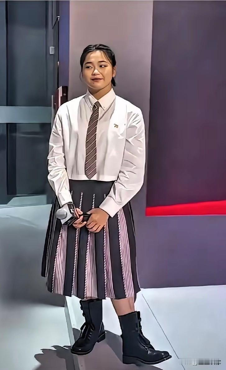 人饿极了会本能暴饮暴食，这是身体自救，不是自控力差。全红婵当然有营养师，但那只在