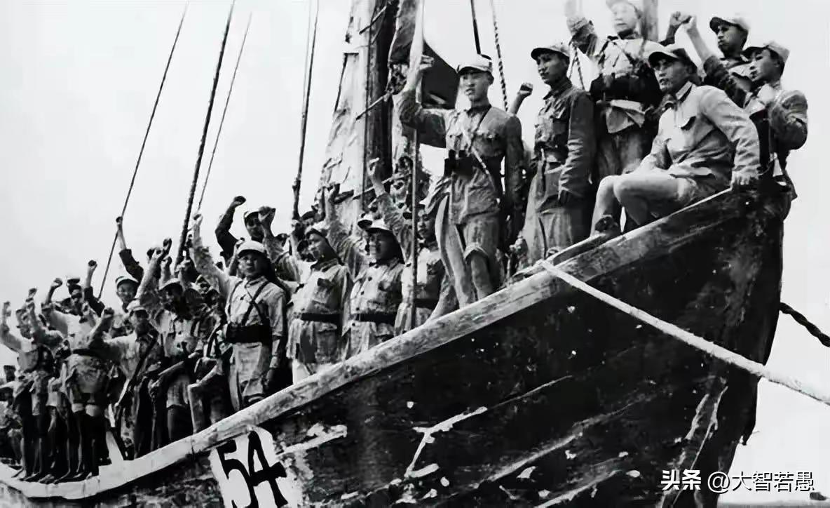 1950年，海南战前百名战士漂泊至越南，韩先楚下令开除军籍，师长徐国夫多年后才明