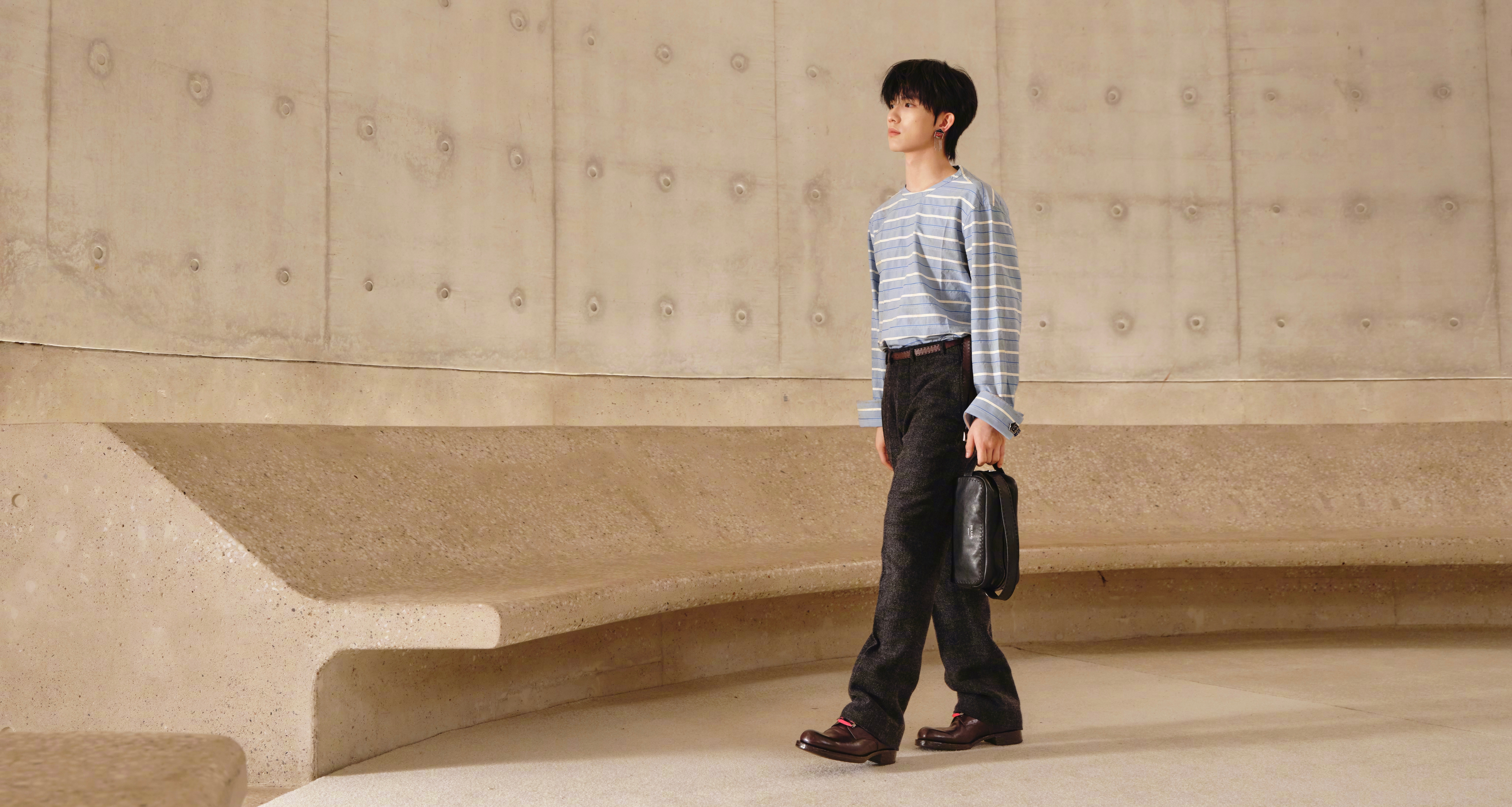 PRADA 品牌大使苏新皓 出镜 PRADA 七夕广告大片，身穿品牌2026秋冬