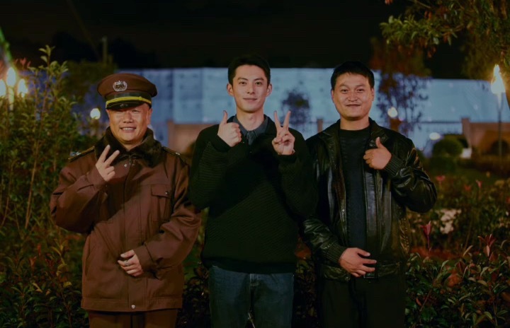 捡到一张小冉和工作人员合照王鹤棣黑夜告白