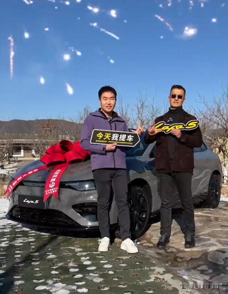 零跑Lafa5车主交付直击，实测后当场提车？
 
现在的年轻人选个性轿跑就怕踩坑