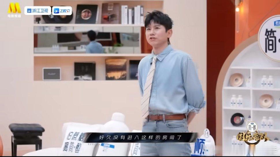 张杰走到哪儿哼到哪儿张杰走到哪哼到哪也太可爱了吧！好久没录音综，一整个好奇宝宝上
