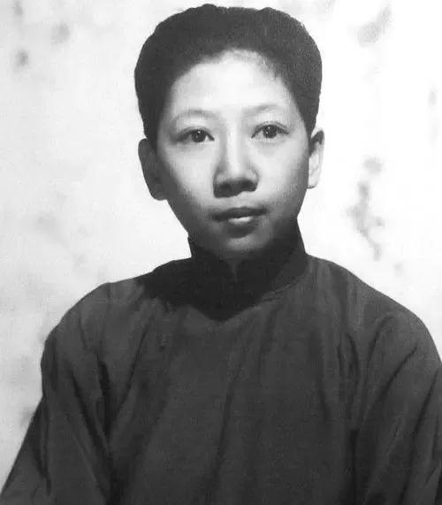 1946年，孔令俊换上女装逛街，却被龙云的儿子出言不逊，她大怒，就拔枪而射，龙云