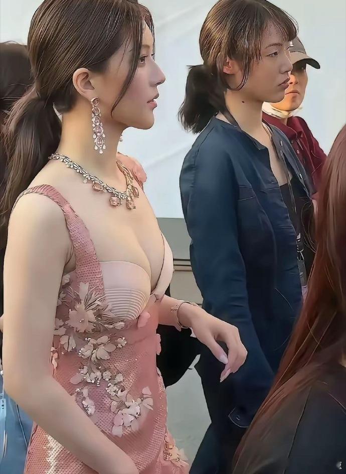 女明星是怎么做到，真人那么瘦，但是又有“肉”的？ 