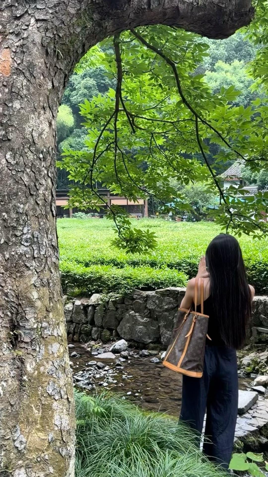 最近突然想开——如果你现在是真的开心，其实脚下的路往哪个方向走，好像都...