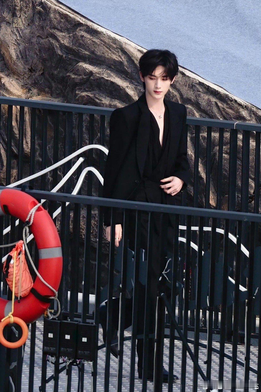 丁程鑫荣誉之夜深v造型 这是说不清楚了，你们自己来看这个丁程鑫帅成啥样子了？！荣