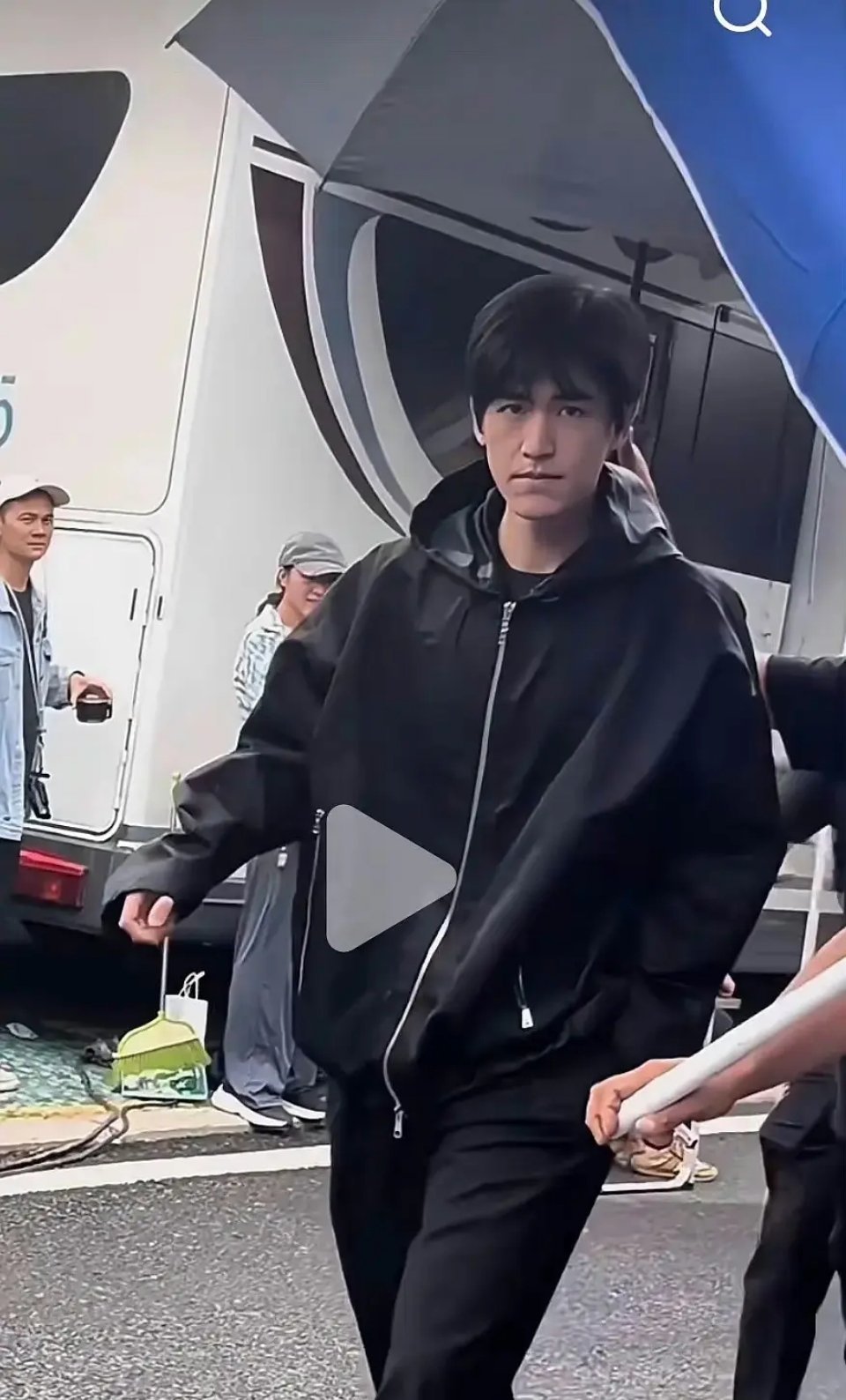 为啥这么土的造型还要装啊，都认不出来他是谁了 ​​​