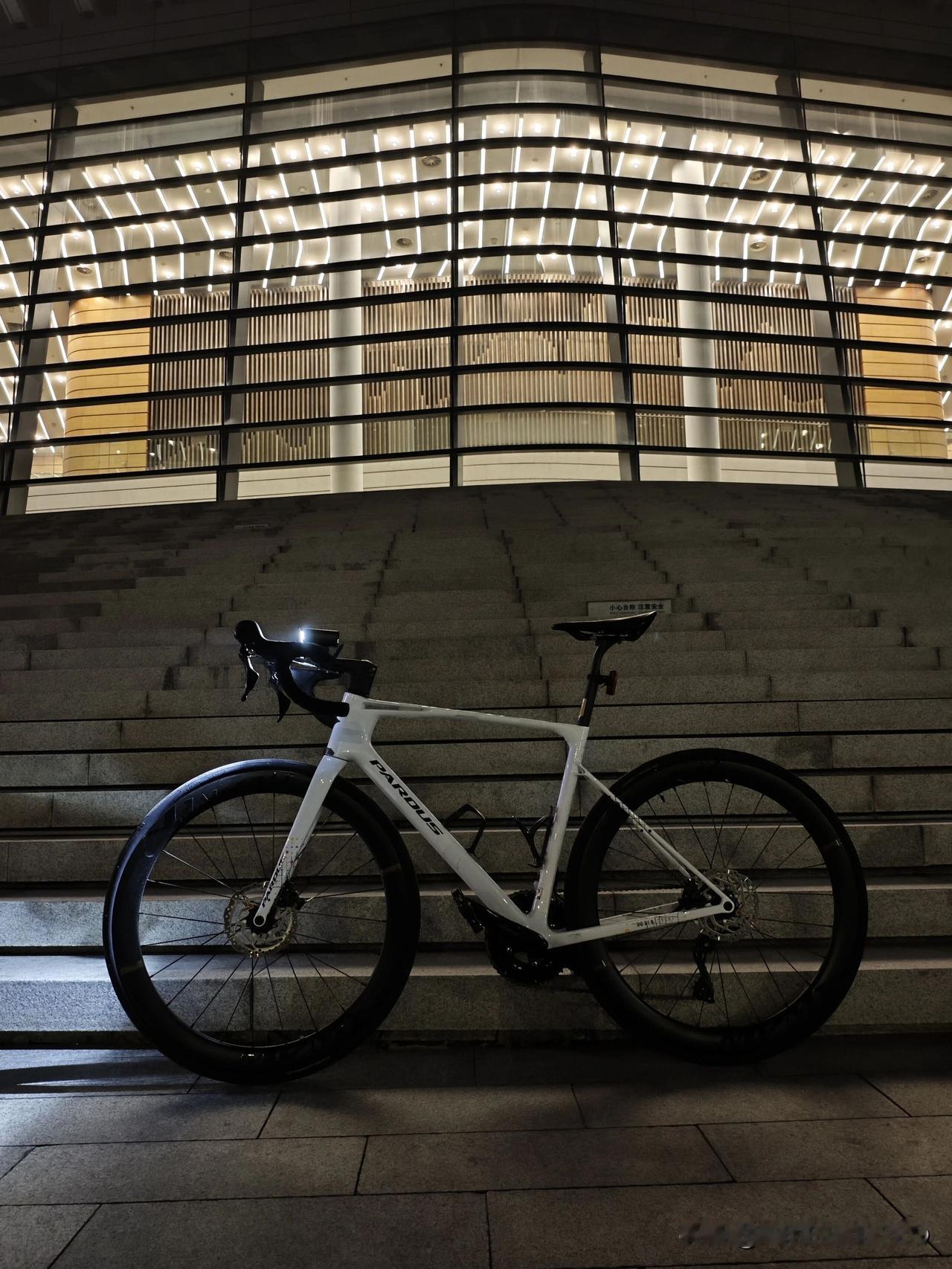 分享我这周有趣的事：周末和家人骑自行车去滨海长廊，途中遇到热情的邻居分享柚子，酸