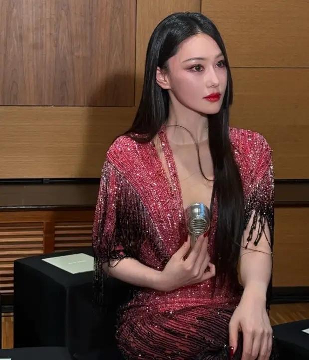 哪怕已经39岁，张馨予的颜值和身材依然还是很能打！

巴黎时尚周她这一身打扮可吸