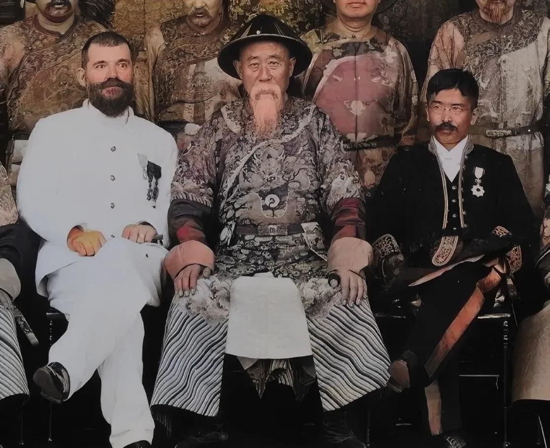 1902年，晚清督军崇善，一张罕见的留影，照片中的他留着胡须，身姿挺拔，虽然已经