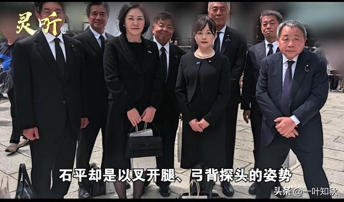 双腿岔开、压低身子、弓背探头的石平。他这般举动只为不抢主子的镜头，如此滑稽的一幕