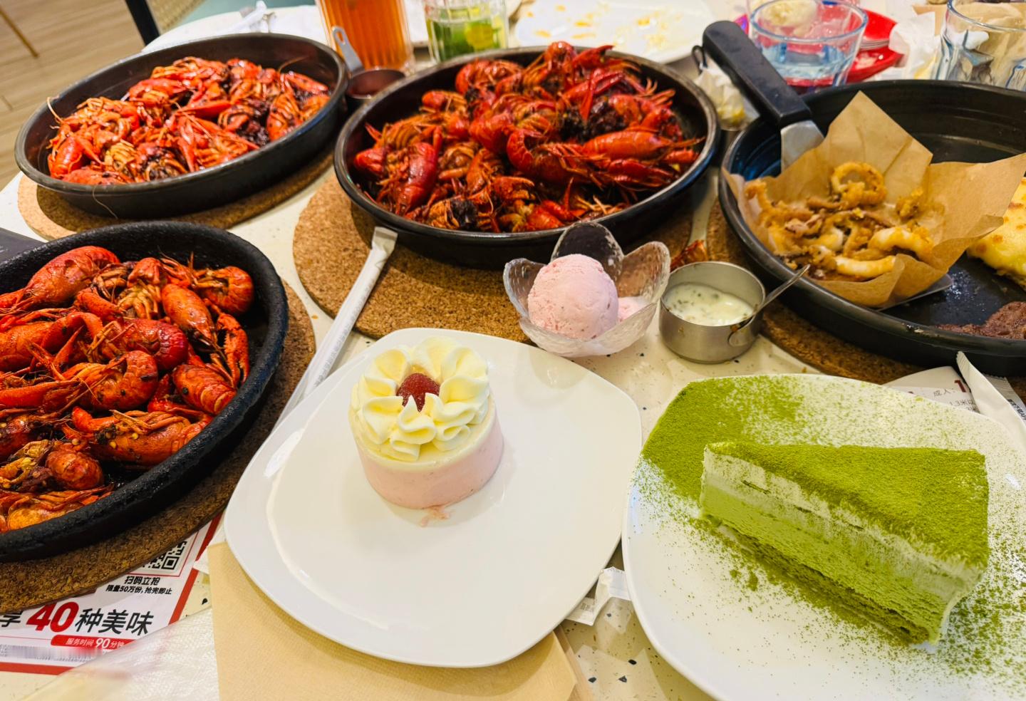 最后七分钟的时候又点了七份小龙虾和一些甜品饮料，主打就是小龙虾自由，已经吃撑了，