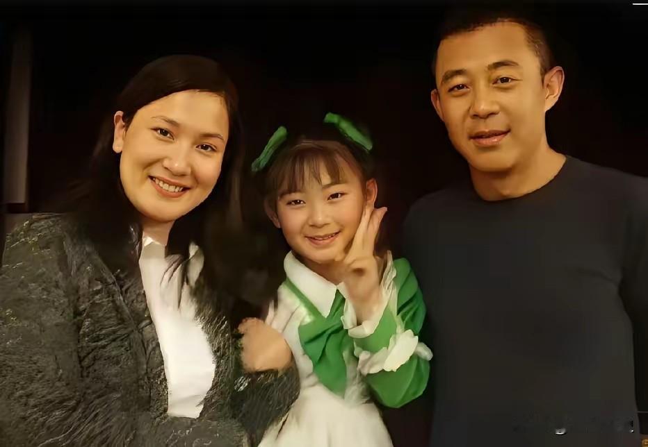 早年，侯勇和第二任妻子潘雨辰带着年幼女儿的留影，现在翻出来看真的挺感慨的。

镜